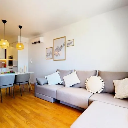 Luxury - Ev Plug-in Parking Apartment Split